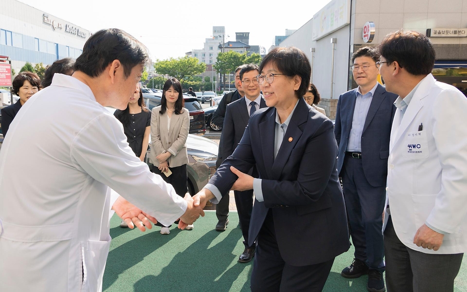 정은경 보건복지부 장관이 5월 14일 전라남도 순천시에 위치한 순천의료원과 현대여성아동병원을 방문, 공공의료 현장을 점검하고, 현장 의료진 및 관계자들과의 간담회를 통해 현안에 대한 의견을 청취하고 있다.