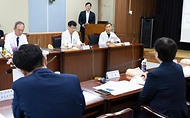 정은경 보건복지부 장관이 5월 14일 전라남도 순천시에 위치한 순천의료원과 현대여성아동병원을 방문, 공공의료 현장을 점검하고, 현장 의료진 및 관계자들과의 간담회를 통해 현안에 대한 의견을 청취하고 있다.