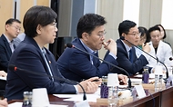 정은경 보건복지부 장관이 5월 14일 전라남도 순천시에 위치한 순천의료원과 현대여성아동병원을 방문, 공공의료 현장을 점검하고, 현장 의료진 및 관계자들과의 간담회를 통해 현안에 대한 의견을 청취하고 있다.
