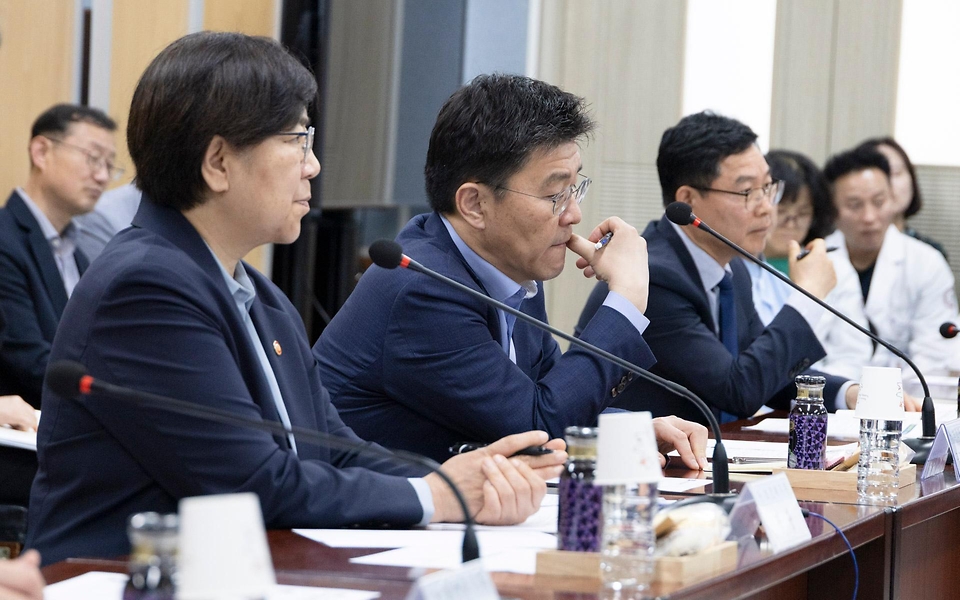 정은경 보건복지부 장관이 5월 14일 전라남도 순천시에 위치한 순천의료원과 현대여성아동병원을 방문, 공공의료 현장을 점검하고, 현장 의료진 및 관계자들과의 간담회를 통해 현안에 대한 의견을 청취하고 있다.