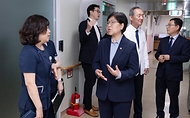 정은경 보건복지부 장관이 5월 14일 전라남도 순천시에 위치한 순천의료원과 현대여성아동병원을 방문, 공공의료 현장을 점검하고, 현장 의료진 및 관계자들과의 간담회를 통해 현안에 대한 의견을 청취하고 있다.