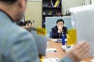 김성환 기후에너지환경부 장관이 5월 18일 전북 완주군 소재 나트륨 이온배터리 생산 사업장을 방문해 생산 공정과 안전성 및 기술 개발 현황을 살펴보고 차세대 배터리 산업 육성방안 등을 논의하고 있다.