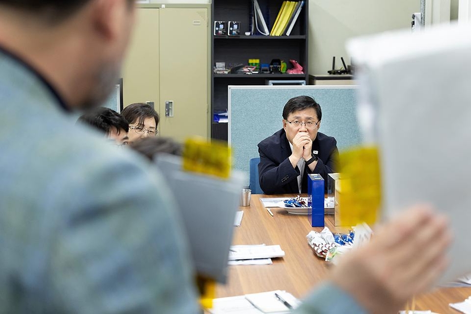 김성환 기후에너지환경부 장관이 5월 18일 전북 완주군 소재 나트륨 이온배터리 생산 사업장을 방문해 생산 공정과 안전성 및 기술 개발 현황을 살펴보고 차세대 배터리 산업 육성방안 등을 논의하고 있다.