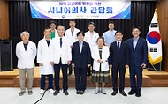 정은경 보건복지부 장관이 5월 14일 전라남도 순천시에 위치한 순천의료원과 현대여성아동병원을 방문, 공공의료 현장을 점검하고, 현장 의료진 및 관계자들과의 간담회를 통해 현안에 대한 의견을 청취하고 있다.