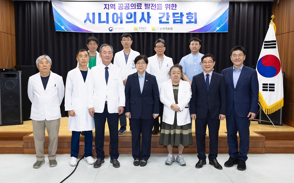정은경 보건복지부 장관이 5월 14일 전라남도 순천시에 위치한 순천의료원과 현대여성아동병원을 방문, 공공의료 현장을 점검하고, 현장 의료진 및 관계자들과의 간담회를 통해 현안에 대한 의견을 청취하고 있다.