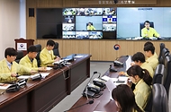 최원호 원자력안전위원회 위원장이 5월 20일 서울 종로구 원자력안전위원회 중앙방사능통제상황실에서 한국원자력안전기술원, 한국원자력통제기술원, 13개 지자체(경북 경주시, 부산 기장군 등) 소속 공무원 등과 여름철 원자력이용시설 특별점검 착수회의를 영상으로 개최, 집중호우, 태풍 등 여름철 자연재해 대비 태세를 점검하고 있다.