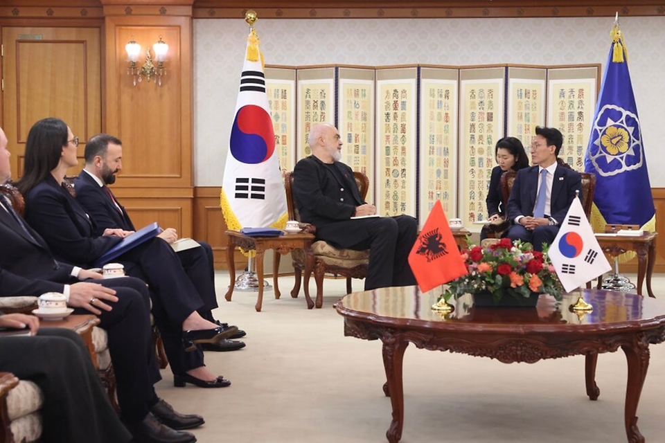 김민석 국무총리가 5월 20일 세종대로 정부서울청사에서 에디 라마 알바니아 총리를 접견, 인사 및 환담을 나누고 있다.
