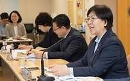 정은경 보건복지부 장관이 5월 14일 전라남도 순천시에 위치한 순천의료원과 현대여성아동병원을 방문, 공공의료 현장을 점검하고, 현장 의료진 및 관계자들과의 간담회를 통해 현안에 대한 의견을 청취하고 있다.