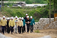 박은식 산림청장이 5월 19일 충북 보은군 회인면 생활권 보호 중심 산림유역관리 사업지 현장을 찾아 추진상황을 점검하고 있다.