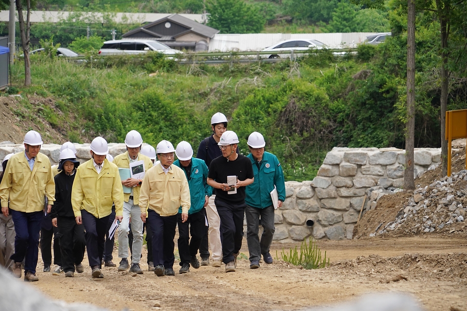 박은식 산림청장이 5월 19일 충북 보은군 회인면 생활권 보호 중심 산림유역관리 사업지 현장을 찾아 추진상황을 점검하고 있다.