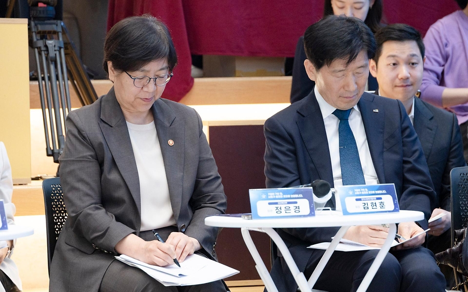 정은경 보건복지부 장관이 5월 15일 서울 성동구 KT&G 상상플래닛에서 한국사회복지협의회, 대한상공회의소, 사회복지공동모금회와 함께 '2026 사회공헌 포럼'을 개최하고 있다.