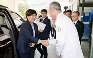 정은경 보건복지부 장관이 5월 14일 전라남도 순천시에 위치한 순천의료원과 현대여성아동병원을 방문, 공공의료 현장을 점검하고, 현장 의료진 및 관계자들과의 간담회를 통해 현안에 대한 의견을 청취하고 있다.