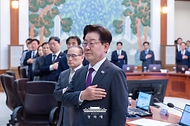 이재명 대통령이 5월 21일 청와대에서 열린 수석보좌관회의에서 국기에 경례하고 있다.