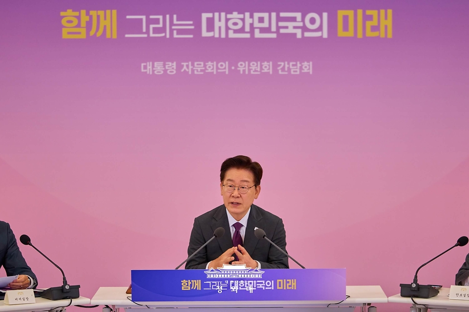 이재명 대통령이 5월 21일 청와대에서 열린 대통령 자문회의·위원회 간담회에서 발언하고 있다.