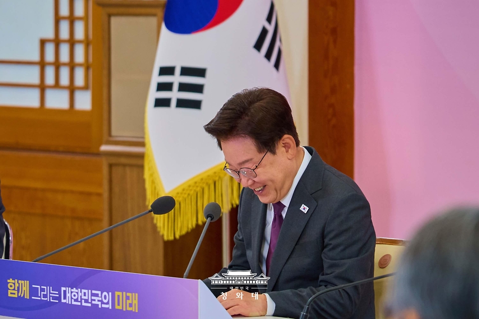 이재명 대통령이 5월 21일 청와대에서 열린 대통령 자문회의·위원회 간담회에서 발언하고 있다.