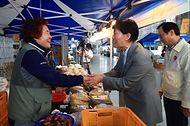 송미령 농림축산식품부 장관이 5월 21일 서울 소재 호텔에서 '2026년 국가식생활교육위원회'를 개최하고, 옥외 주차장에 마련된 '도농상생장터'에서 현장 소통의 시간을 가지고 있다.