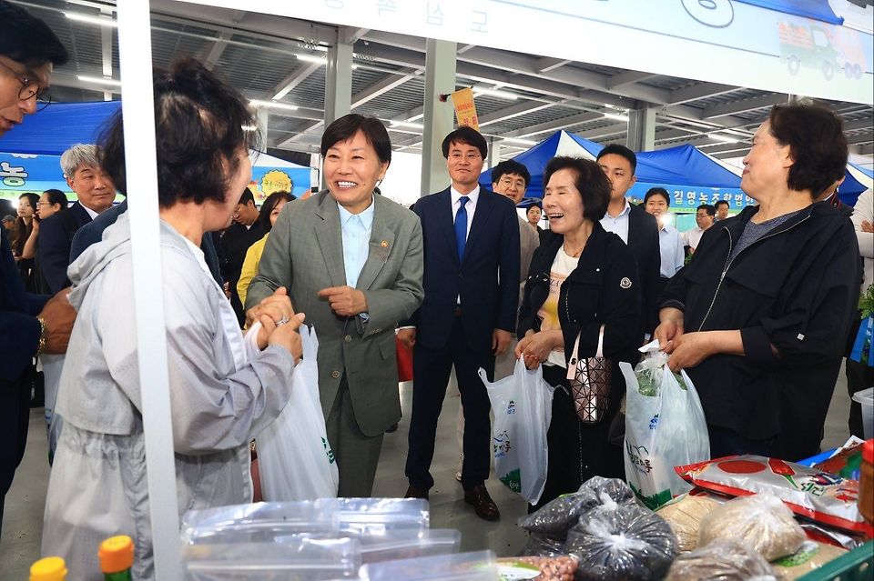 송미령 농림축산식품부 장관이 5월 21일 서울 소재 호텔에서 '2026년 국가식생활교육위원회'를 개최하고, 옥외 주차장에 마련된 '도농상생장터'에서 현장 소통의 시간을 가지고 있다.