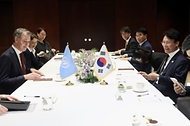 김민석 국무총리가 5월 21일 용산구 한남동 하얏트호텔서울에서 알렉산더 더크루 UNDP 총재를 접견, 인사 및 환담을 나누고 있다.