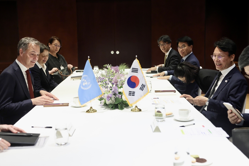 김민석 국무총리가 5월 21일 용산구 한남동 하얏트호텔서울에서 알렉산더 더크루 UNDP 총재를 접견, 인사 및 환담을 나누고 있다.