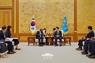이재명 대통령이 5월 22일 청와대에서 질베르 웅보 국제노동기구(ILO) 사무총장을 접견하고 있다.