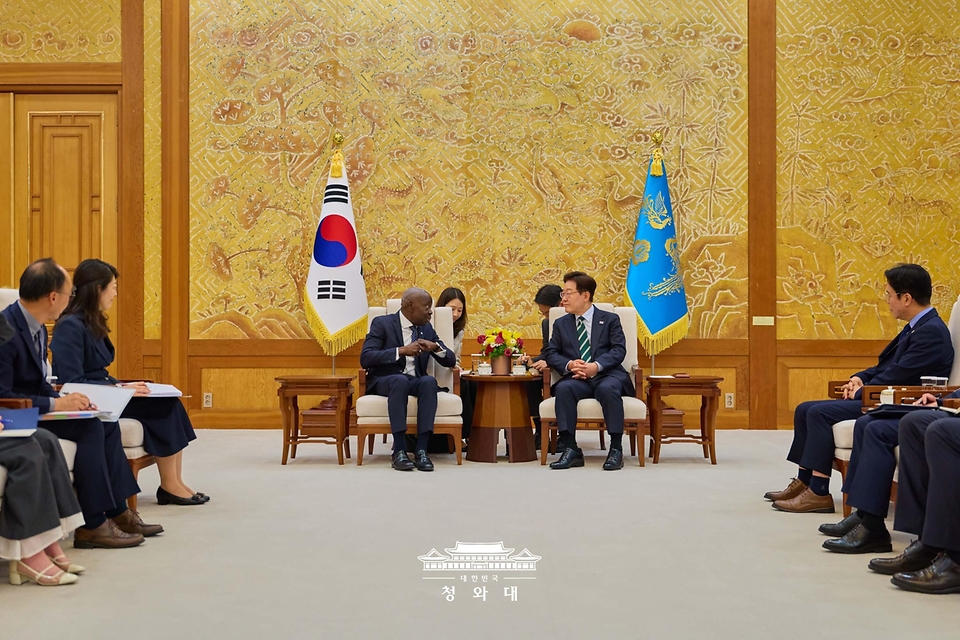 이재명 대통령이 5월 22일 청와대에서 질베르 웅보 국제노동기구(ILO) 사무총장을 접견하고 있다.