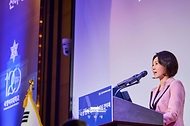 김혜경 여사가 5월 21일 서울 강남구 한 호텔에서 열린 숙명 창학 120주년 기념 전야제에서 인사말을 하고 있다.