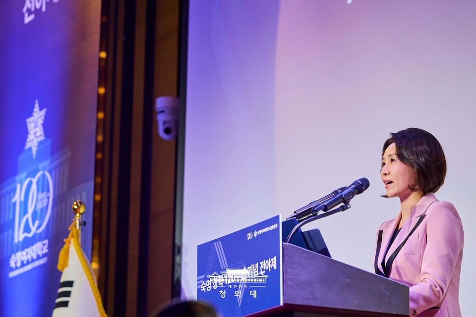 김혜경 여사가 5월 21일 서울 강남구 한 호텔에서 열린 숙명 창학 120주년 기념 전야제에서 인사말을 하고 있다.