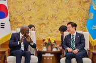 이재명 대통령이 5월 22일 청와대에서 질베르 웅보 국제노동기구(ILO) 사무총장을 접견하고 있다.