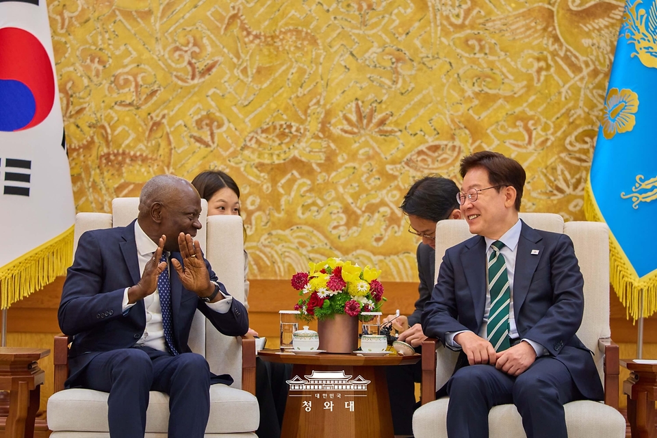 이재명 대통령이 5월 22일 청와대에서 질베르 웅보 국제노동기구(ILO) 사무총장을 접견하고 있다.