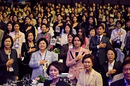 김혜경 여사가 5월 21일 서울 강남구 한 호텔에서 열린 숙명 창학 120주년 기념 전야제에서 국민의례를 하고 있다.