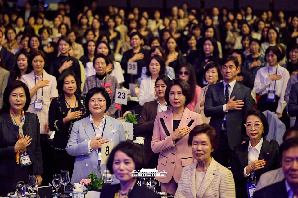 김혜경 여사가 5월 21일 서울 강남구 한 호텔에서 열린 숙명 창학 120주년 기념 전야제에서 국민의례를 하고 있다.