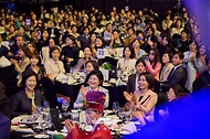 김혜경 여사가 5월 21일 서울 강남구 한 호텔에서 열린 숙명 창학 120주년 기념 전야제에서 박수를 치고 있다.
