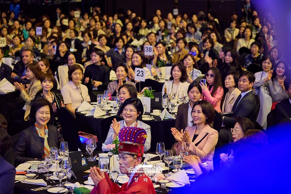 김혜경 여사가 5월 21일 서울 강남구 한 호텔에서 열린 숙명 창학 120주년 기념 전야제에서 박수를 치고 있다.