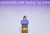 김혜경 여사가 5월 21일 서울 강남구 한 호텔에서 열린 숙명 창학 120주년 기념 전야제에서 인사말을 하고 있다.