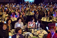 김혜경 여사가 5월 21일 서울 강남구 한 호텔에서 열린 숙명 창학 120주년 기념 전야제에서 참석자들과 대화하고 있다.