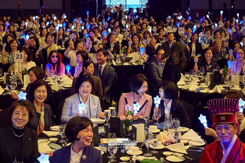 김혜경 여사가 5월 21일 서울 강남구 한 호텔에서 열린 숙명 창학 120주년 기념 전야제에서 참석자들과 대화하고 있다.