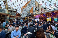 이재명 대통령이 5월 21일 서울 종로구 익선동을 방문해 한 고깃집 야장에서 식사하고 있다.