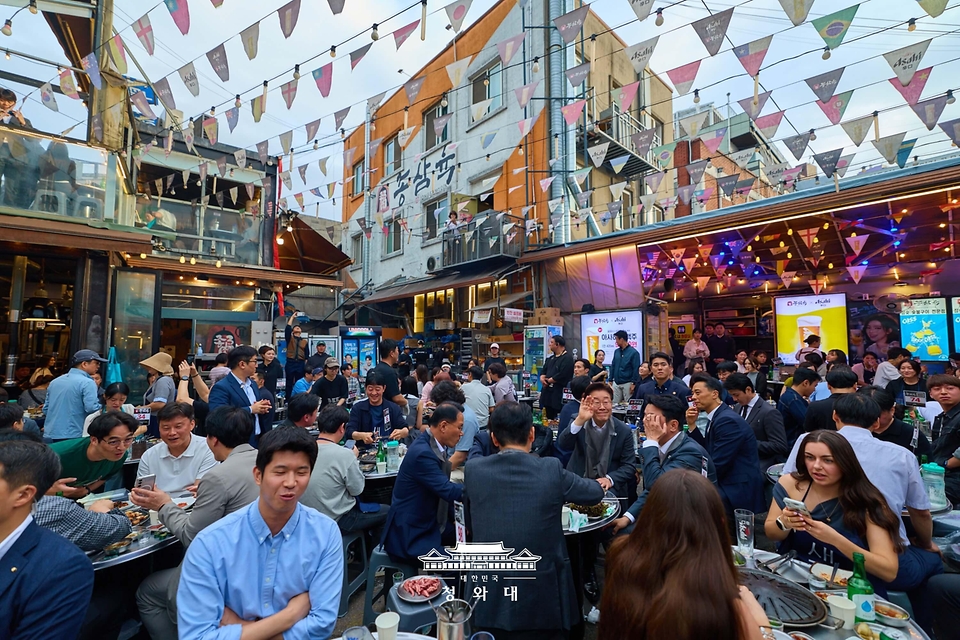 이재명 대통령이 5월 21일 서울 종로구 익선동을 방문해 한 고깃집 야장에서 식사하고 있다.