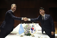 김민석 국무총리가 5월 21일 용산구 한남동 하얏트호텔서울에서 알렉산더 더크루 UNDP 총재를 접견, 인사 및 환담을 나누고 있다.