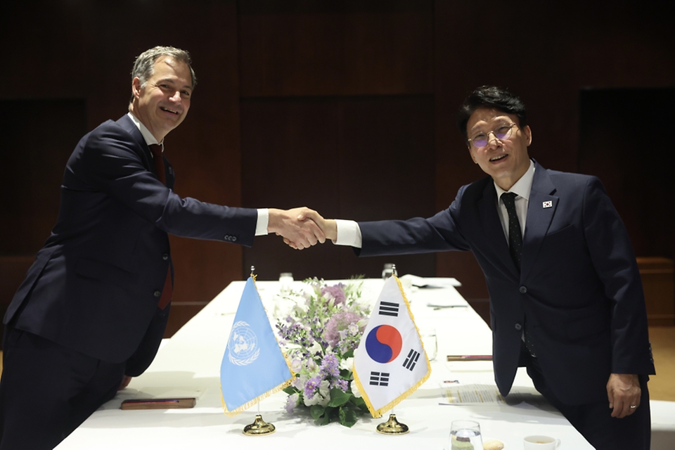 김민석 국무총리가 5월 21일 용산구 한남동 하얏트호텔서울에서 알렉산더 더크루 UNDP 총재를 접견, 인사 및 환담을 나누고 있다.