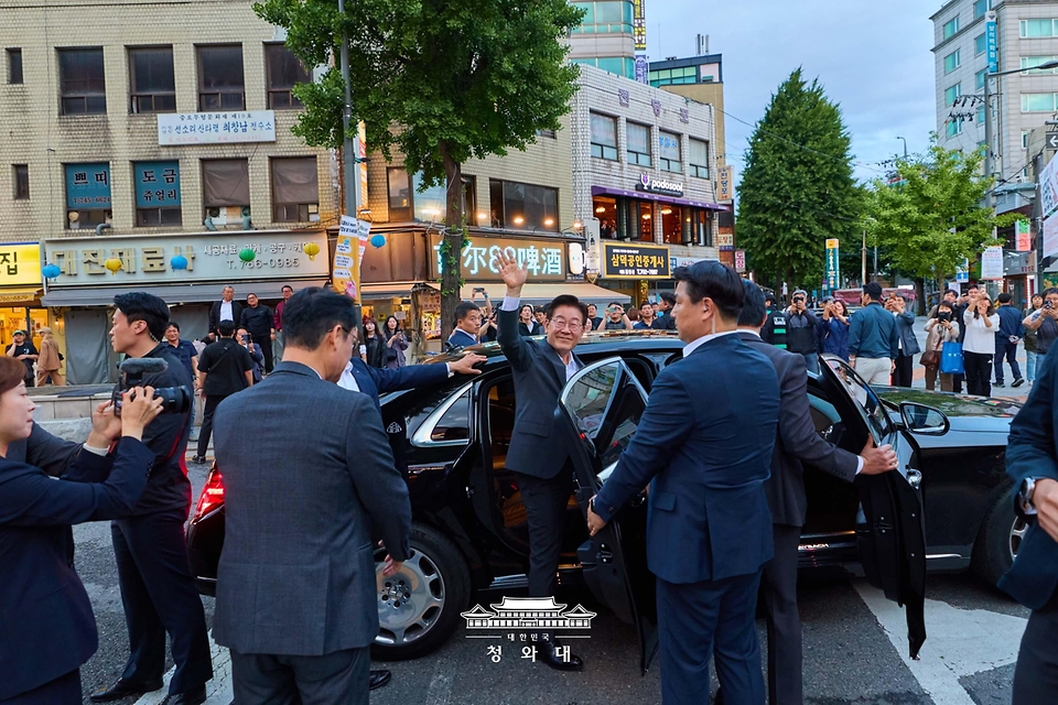 이재명 대통령이 5월 21일 서울 종로구 익선동 한옥거리 방문을 마친 뒤 차에 탑승하며 시민들에게 인사하고 있다.