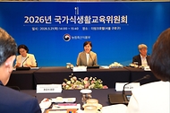 송미령 농림축산식품부 장관이 5월 21일 서울 소재 호텔에서 '2026년 국가식생활교육위원회'를 개최하고, 옥외 주차장에 마련된 '도농상생장터'에서 현장 소통의 시간을 가지고 있다.