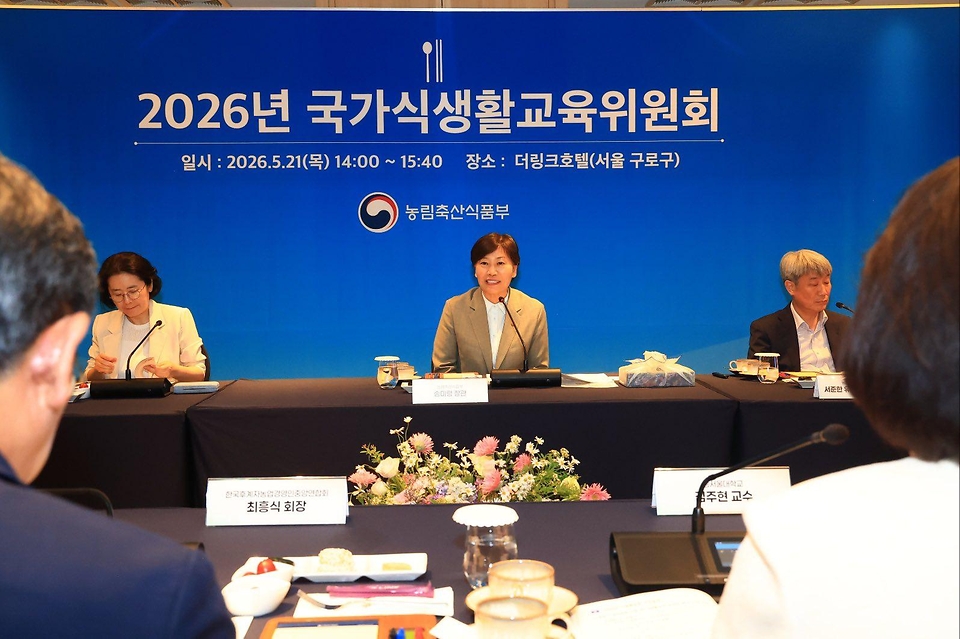 송미령 농림축산식품부 장관이 5월 21일 서울 소재 호텔에서 '2026년 국가식생활교육위원회'를 개최하고, 옥외 주차장에 마련된 '도농상생장터'에서 현장 소통의 시간을 가지고 있다.