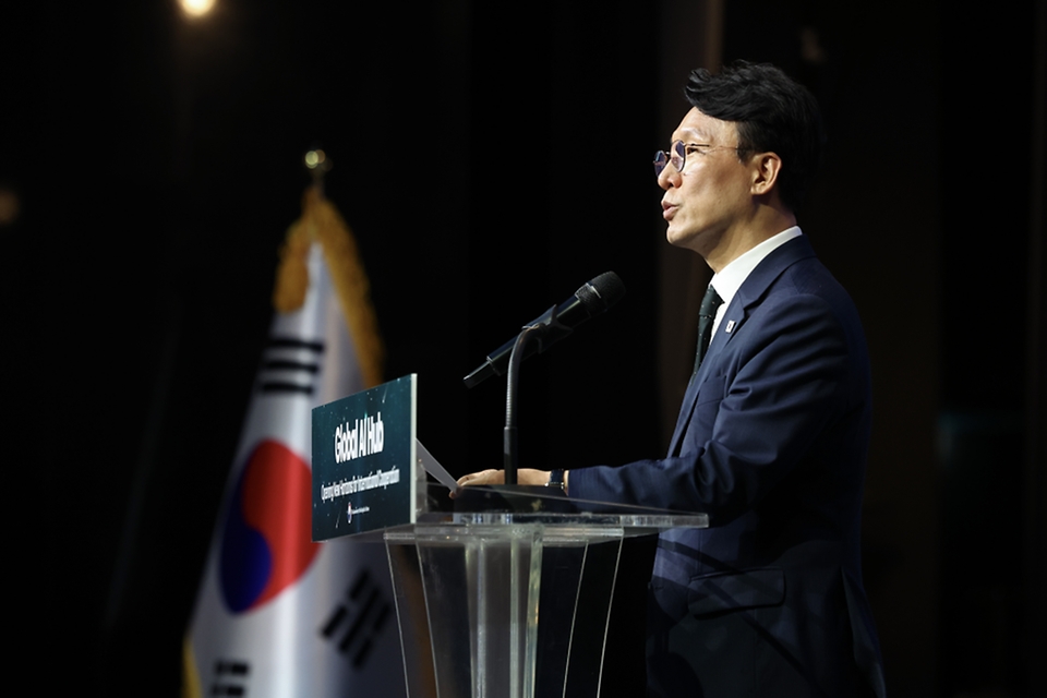 김민석 국무총리가 5월 21일 용산구 한남동 하얏트호텔서울에서 열린 글로벌 AI허브 비전선포식에 참석, 환영사 및 축하 퍼포먼스를 하고 있다.