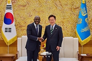 이재명 대통령이 5월 22일 청와대에서 질베르 웅보 국제노동기구(ILO) 사무총장과 접견에 앞서 악수하고 있다.