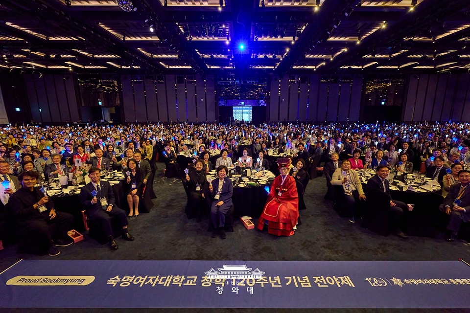 김혜경 여사가 5월 21일 서울 강남구 한 호텔에서 열린 숙명 창학 120주년 기념 전야제에서 참석자들과 기념촬영을 하고 있다.
