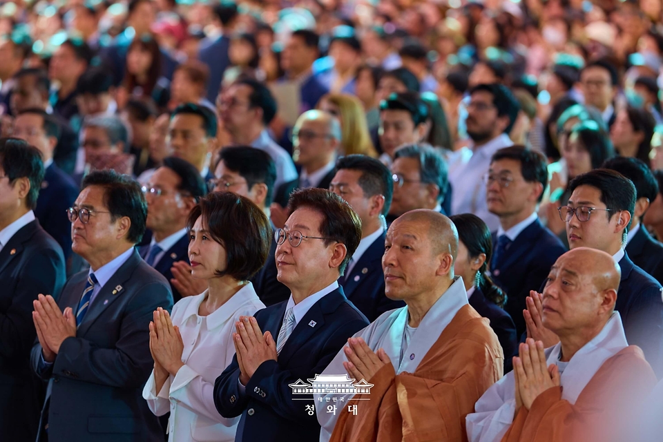 이재명 대통령 부부가 5월 24일 서울 종로구 조계사에서 열린 불기 2570년 부처님오신날 봉축법요식에서 합장하고 있다.
