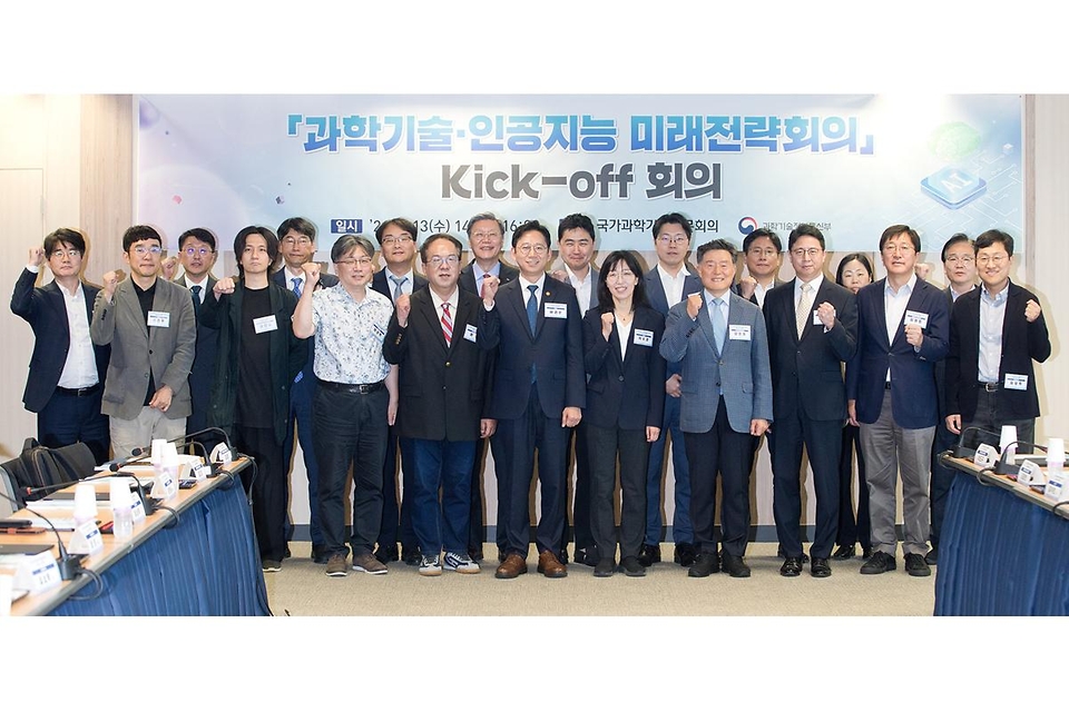배경훈 부총리 겸 과학기술정보통신부 장관이 5월 13일 서울 종로구 광화문교보빌딩 국가과학기술자문회의 대회의실에서 열린 '과학기술 인공지능 미래전략회의'에서 발언하고 있다.