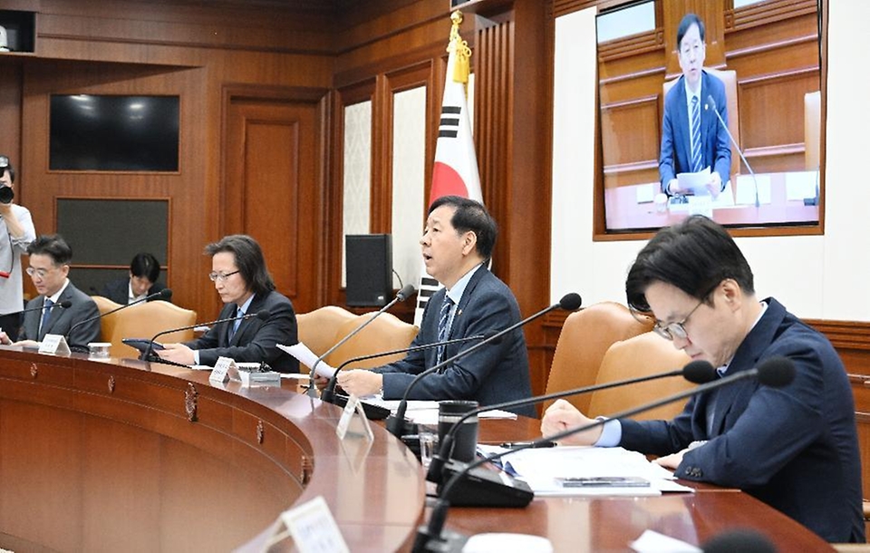 구윤철 부총리 겸 재정경제부 장관이 5월 21일 서울 종로구 정부서울청사에서 열린 '민생물가 특별관리 관계장관 TF 및 제 268차 대외경제장관회의'를 주재, 모두발언을 하고 있다.