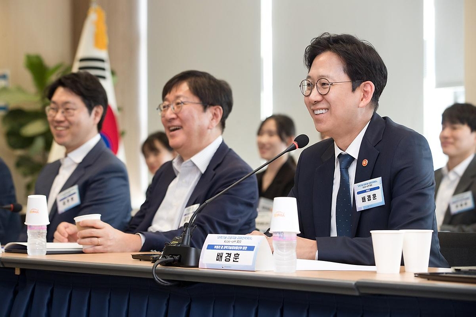 배경훈 부총리 겸 과학기술정보통신부 장관이 5월 13일 서울 종로구 광화문교보빌딩 국가과학기술자문회의 대회의실에서 열린 '과학기술 인공지능 미래전략회의'에서 발언하고 있다.
